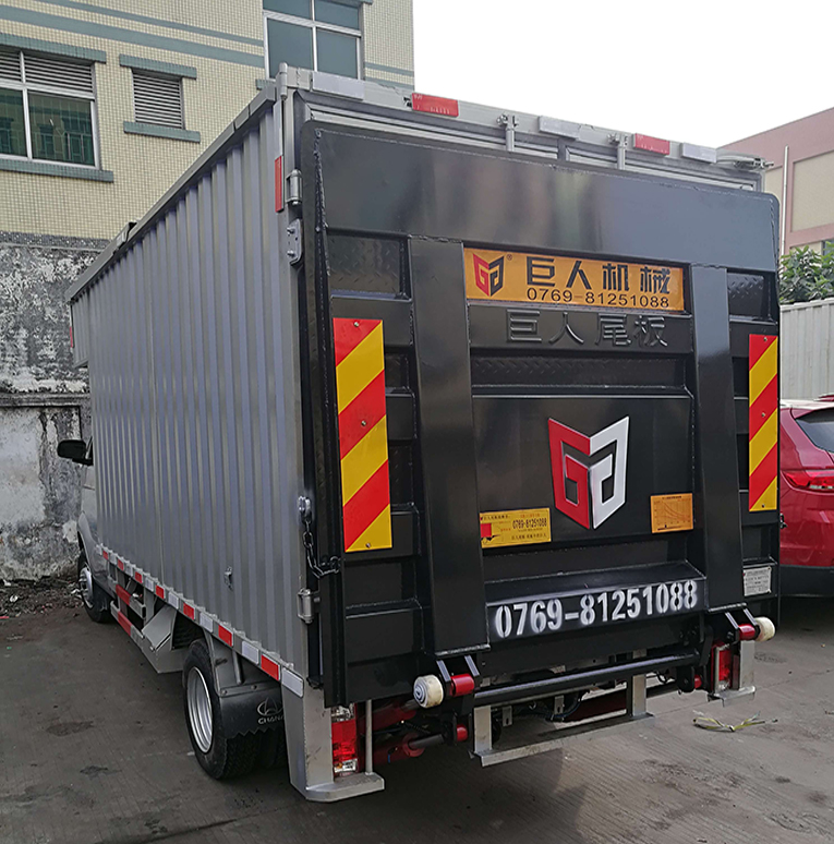 Heavy truck tailgate